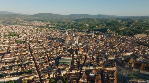Légi felvétel a városról késő délutáni napsütésben. Híres templomok tornyokkal és egyéb turisztikai látványosságok az óvárosban. Firenze, Olaszország. - Felvétel, videó