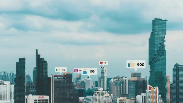 Közösségi média ikonok repül a város felett belváros mutatja az emberek viszonosság kapcsolat a szociális hálózati alkalmazás platform. Az online közösség és a közösségi média marketingstratégiájának koncepciója . - Felvétel, videó