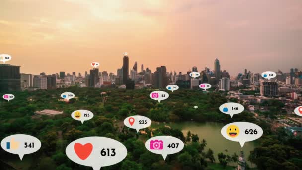 Ikony mediów społecznościowych przelatują nad centrum miasta pokazując ludziom wzajemność poprzez platformę aplikacji społecznościowych. Koncepcja strategii marketingu społecznościowego online i mediów społecznościowych . - Materiał filmowy, wideo