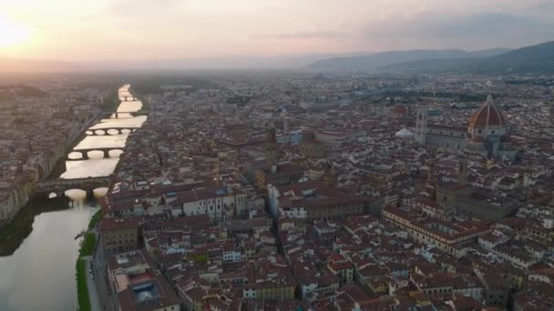 Voe para trás acima do centro histórico da cidade ao pôr-do-sol. Vista panorâmica aérea da cidade velha com muitos pontos turísticos atraentes. Florença, Itália. - Filmagem, Vídeo
