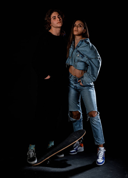Снимок тела стильной модной пары в современной одежде - Фото, изображение