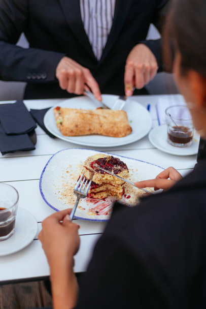 Les jeunes gens d'affaires prennent un délicieux petit déjeuner, par une journée ensoleillée - Photo, image