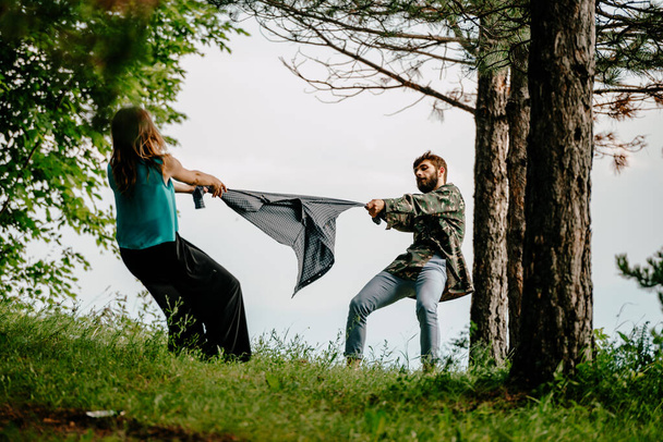 Bir çift kadın ve erkek dansçının müzik eşliğinde serbest dans edişinin geniş açılı görüntüsü. - Fotoğraf, Görsel