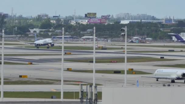 aterrizaje del avión en el aeropuerto - Metraje, vídeo