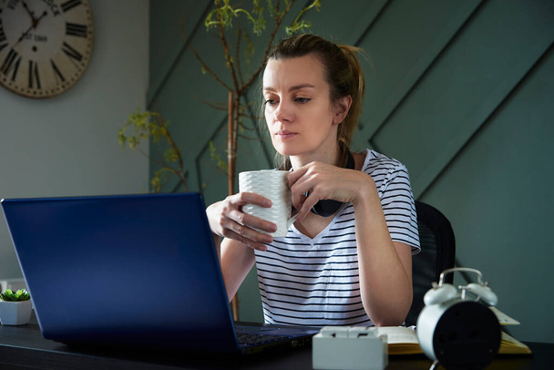 Mulher em casa escritório local de trabalho usando laptop. Freelancer feminino trabalhando na sala de estar - Foto, Imagem