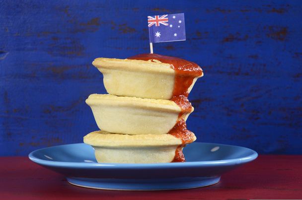 Australia päivä lihapiirakoita ja tomaattikastiketta
 - Valokuva, kuva