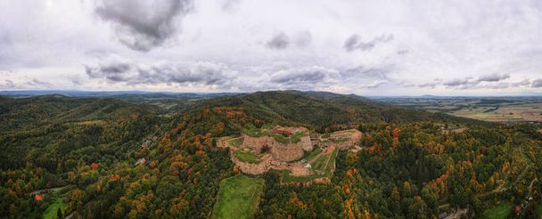 Fortaleza de Srebrna Gora y montañas Sudety en la temporada de otoño, vista aérea del dron. Monumento militar para los turistas en Baja Silesia, Polonia - Foto, Imagen