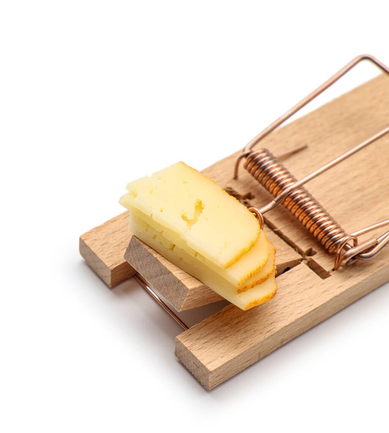 Ξύλινα ποντικοπαγίδα με τυρί σε άσπρο φόντο - Φωτογραφία, εικόνα