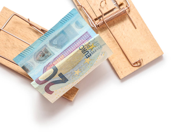 Dřevěné pasti na myši s penězi na bílém pozadí - Fotografie, Obrázek
