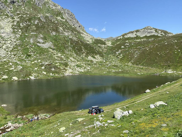 Θερινή ατμόσφαιρα στο Lago dei Morti ή Λίμνη των Νεκρών (Totensee) στην ελβετική αλπική περιοχή του βουνού St. Gotthard Pass (Gotthardpass), Airolo - Καντόνιο Ticino (Tessin), Ελβετία (Schwiz) - Φωτογραφία, εικόνα