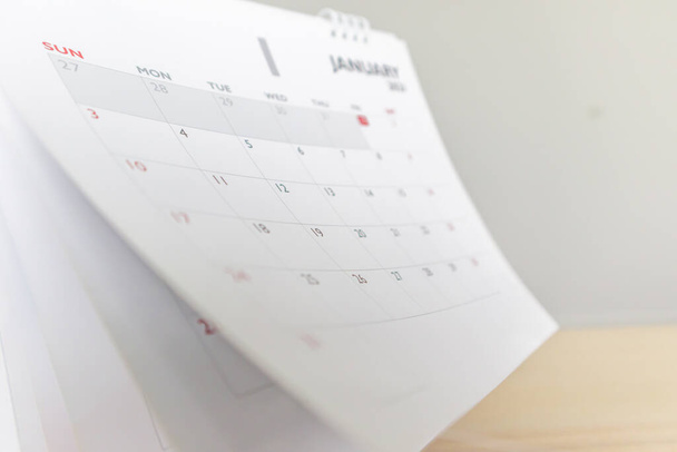 Página del calendario voltear la hoja en el fondo de tabla de madera planificación de la agenda de negocios cita concepto de reunión - Foto, imagen
