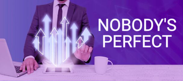 Podpis tekstowy przedstawiający Nobody S Is Perfect, Business concept zwykł mawiać, że każdy popełnia błędy lub błędy Kobieta z graficzną żarówką Prezentowanie danych i nowych pomysłów biznesowych. - Zdjęcie, obraz