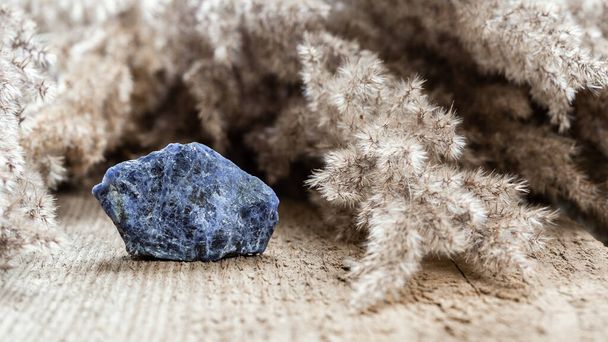 Espécime de pedra de cristal Sodalite em fundo de madeira. Sodalite é uma pedra chakra terceiro olho para equilíbrio emocional. - Foto, Imagem