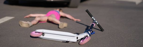 Ragazza si trova sul marciapiede dopo la collisione con le auto in scooter. Incidente con bambino concetto pedonale - Foto, immagini