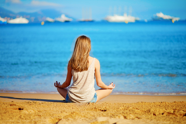 Νεαρό κορίτσι απολαμβάνει τις διακοπές της δίπλα στη θάλασσα  - Φωτογραφία, εικόνα