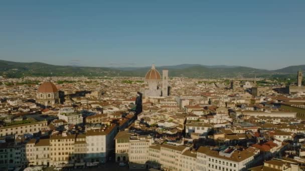 Seyahat noktasındaki işaretlerin hava görüntüleri. Katedral ve diğer manzaralı tarihi şehir merkezi. Floransa, İtalya. - Video, Çekim