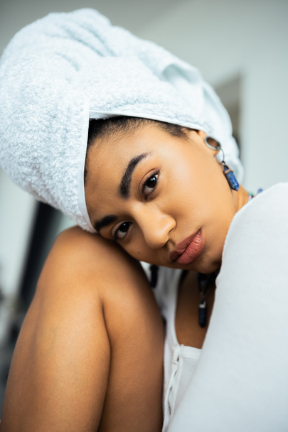portrait de jolie femme afro-américaine avec serviette sur la tête regardant la caméra - Photo, image