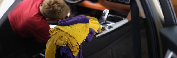 Master ei täydellinen kuivapesu sisätilojen auton. Ennakkomyynti auton sisustus puhdistus käsite - Valokuva, kuva