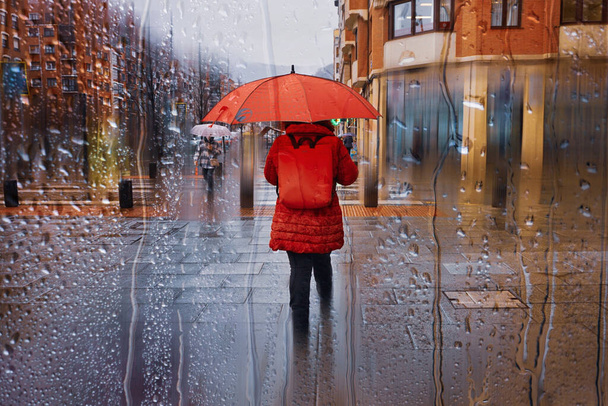 pessoas com um guarda-chuva em dias chuvosos na cidade de Bilbau, País Basco, Espanha  - Foto, Imagem