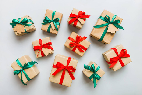 Χρωματιστά κουτιά δώρων σκάφος με πολύχρωμες κορδέλες σε χρωματιστό φόντο. Συλλογή Χριστουγεννιάτικων κουτιών . - Φωτογραφία, εικόνα