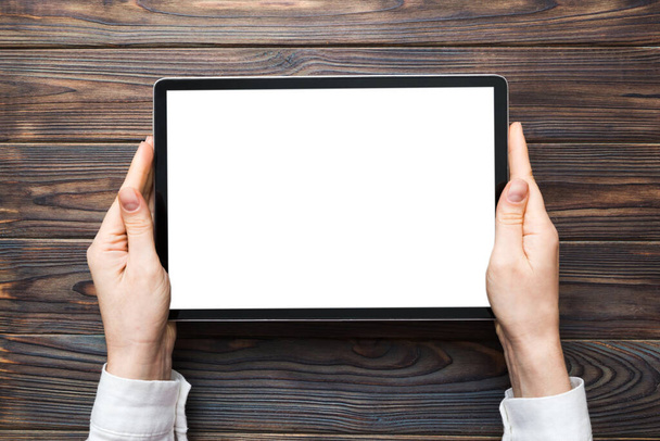 Beyaz ekranlı tablet bilgisayar kullanan genç kadın elleri, beyaz tableti elinde tutan beyaz ekranlı kadın görüntüsü.. - Fotoğraf, Görsel