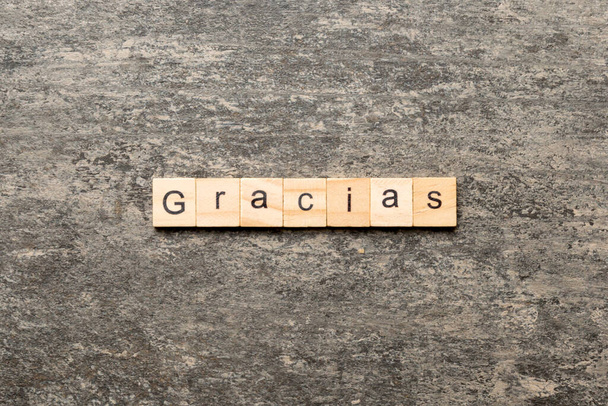 Gracias λέξη γραμμένο σε ξύλο μπλοκ. gracias κείμενο στο τραπέζι, έννοια. - Φωτογραφία, εικόνα