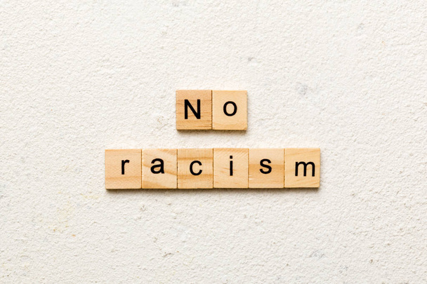 Немає слова расизму, написаного на дерев'яному блоці. Немає тексту расизму на столі, концепція
. - Фото, зображення
