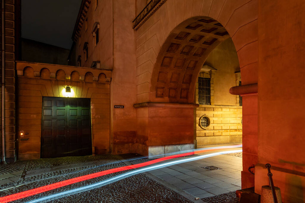 Копенгаген (Данія) Давня арка на Слуттергайді вночі в центрі міста.. - Фото, зображення