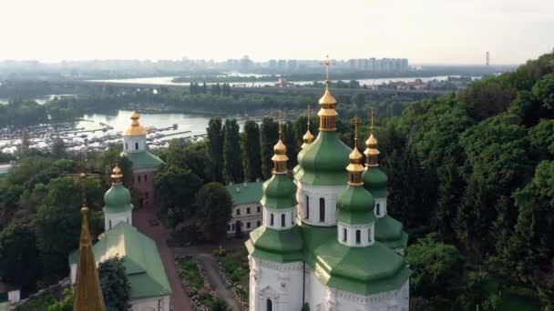 Kijev Pechersk Lavra Ukrajnában a nyáron. Kilátás drón repülő felett ortodox templom. - Felvétel, videó