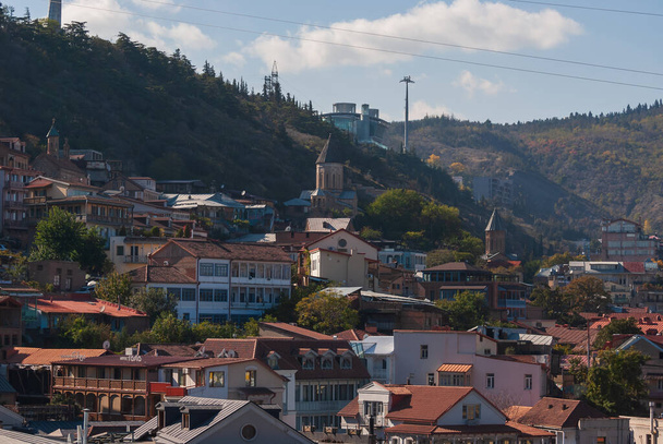 Georgia, Tiflis - 30 de octubre de 2022: Casas con balcones en el distrito histórico de Tiflis. Georgia. - Foto, imagen