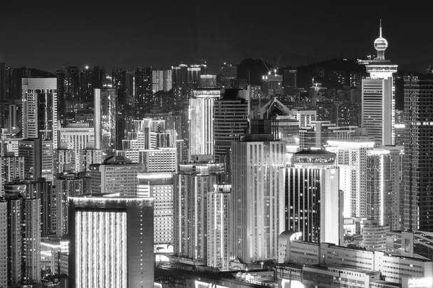 Νυχτερινό τοπίο των πολυώροφων κτιρίων στην πόλη Shenzhen, θέα από τα σύνορα του Χονγκ Κονγκ - Φωτογραφία, εικόνα