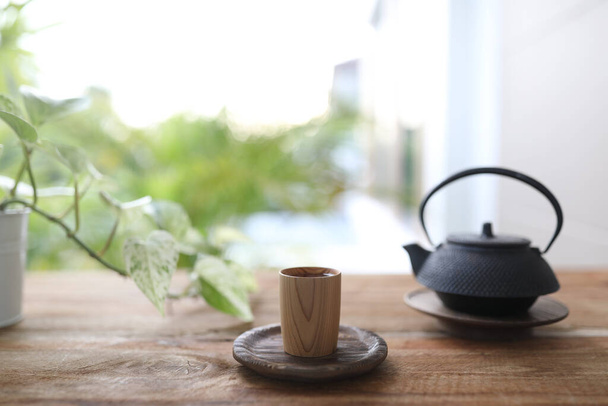 Дерев'яний чайник і чайник з чорного металу
 - Фото, зображення