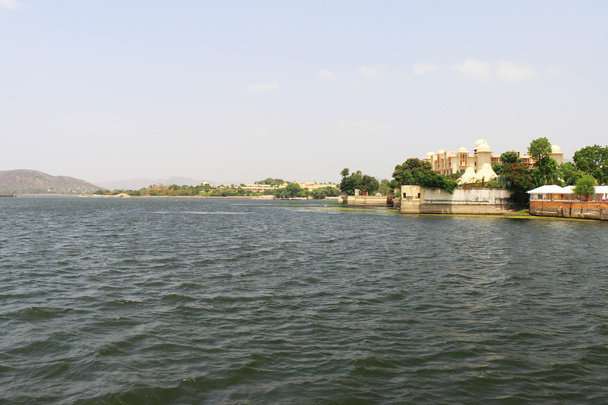 Hôtel flottant sur le lac à udaipur en Inde
 - Photo, image