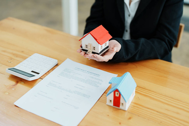 Garantía, hipoteca, acuerdo, contrato, firma, agente de bienes raíces entrega la casa al cliente después de firmar documentos de contrato importantes. - Foto, imagen