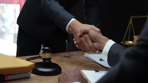 Rechter met advocaat maakt een handdruk in het kantoor close-up. Hoge kwaliteit 4k beeldmateriaal - Video