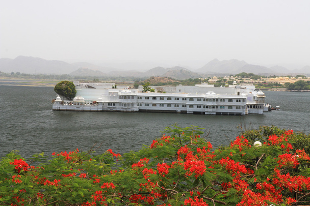 Pływający hotel na jezioro w udaipur, india - Zdjęcie, obraz