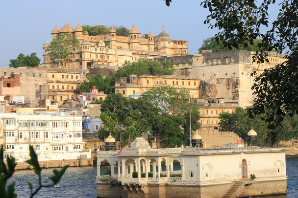 Παλάτι της πόλης και τη λίμνη udaipur rajasthan Ινδία - Φωτογραφία, εικόνα