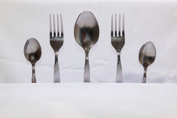 Cucharas y tenedores, cucharas pequeñas sobre un fondo blanco
 - Foto, Imagen