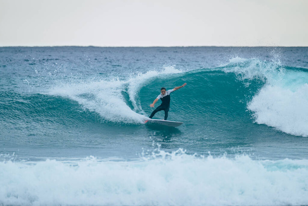 jednoosobowy trening i surfing na wakacjach latem lub zimą przy użyciu kombinezonu - piękna i duża fala na wyspie kanaryjskiej  - Zdjęcie, obraz
