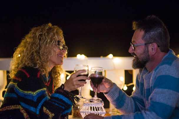deux adultes ir relation sortir le soir pour dîner et manger ensemble homme et femme cliquetis dans un restaurant  - Photo, image