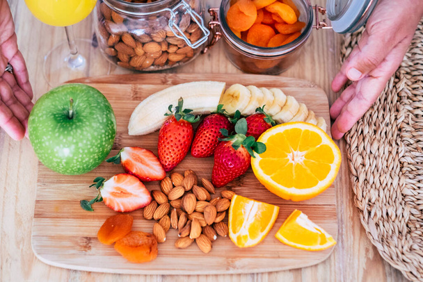krásný stůl plný potravin, jako je ovoce mít dobrou a pěknou snídani doma zhubnout a zůstat lepší se sebou - Fotografie, Obrázek