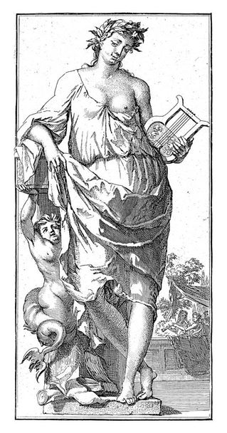 Pół naga postać kobieca jako uosobienie sztuki śpiewu, trzymająca lirę w prawej ręce i lewe ramię spoczywające na kolumnie opartej na pół-ludzkiej figurze. - Zdjęcie, obraz