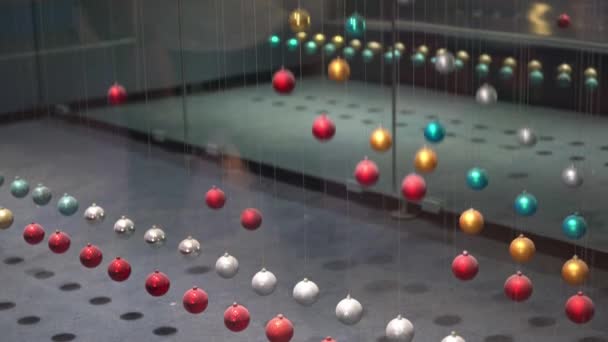 Las bolas de colores que el cuerpo humano siente moviéndose hacia arriba y hacia abajo exhibidas en el Museo de Ciencia y Tecnología - Metraje, vídeo