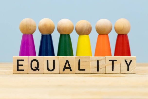 Σύμβολο της ισότητας, Ξύλινες μορφές των ανθρώπων σε συμβολικά χρώματα Igbt, ξύλινες πινακίδες τοποθετημένες στη λέξη Ισότητα - Φωτογραφία, εικόνα
