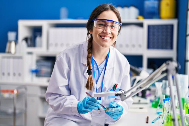 Mujer joven científica trabajando en el laboratorio - Foto, Imagen