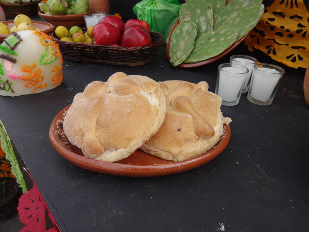 Totes Brot. Typisches mexikanisches süßes Brot, das in der Totenzeit verzehrt wird. Es ist ein Hauptelement der Altäre und Opfergaben beim Totenfest. - Foto, Bild