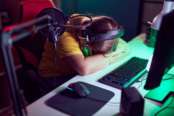 Giovane donna bionda streamer stressato utilizzando il computer in sala da gioco - Foto, immagini