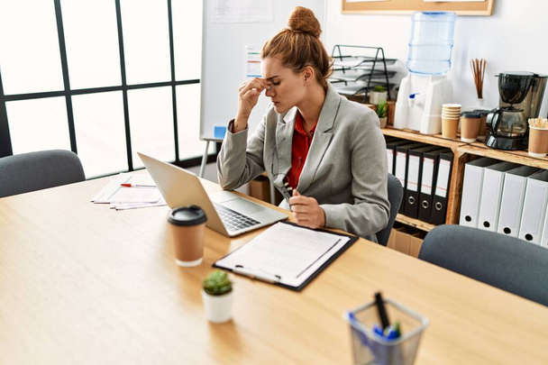 Giovane donna d'affari stressato con computer portatile che lavora in ufficio - Foto, immagini