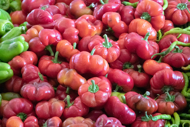 Pomidory, rynek, sprzedaż warzyw i owoców, produkty rolne i rolne - Zdjęcie, obraz