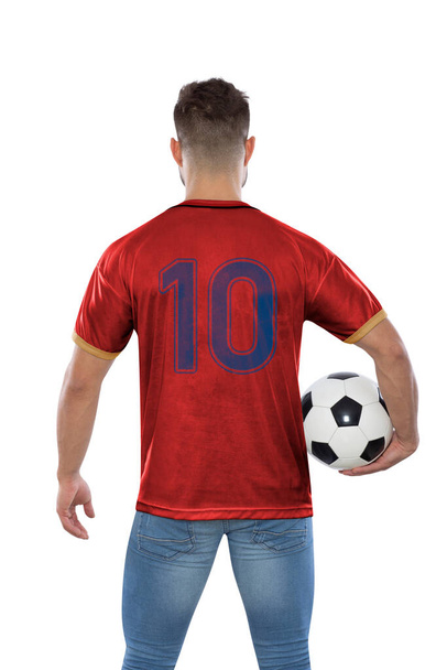 Voetbalfan met nummer tien in rode trui de nationale ploeg van Servië met bal in handen op witte achtergrond. - Foto, afbeelding